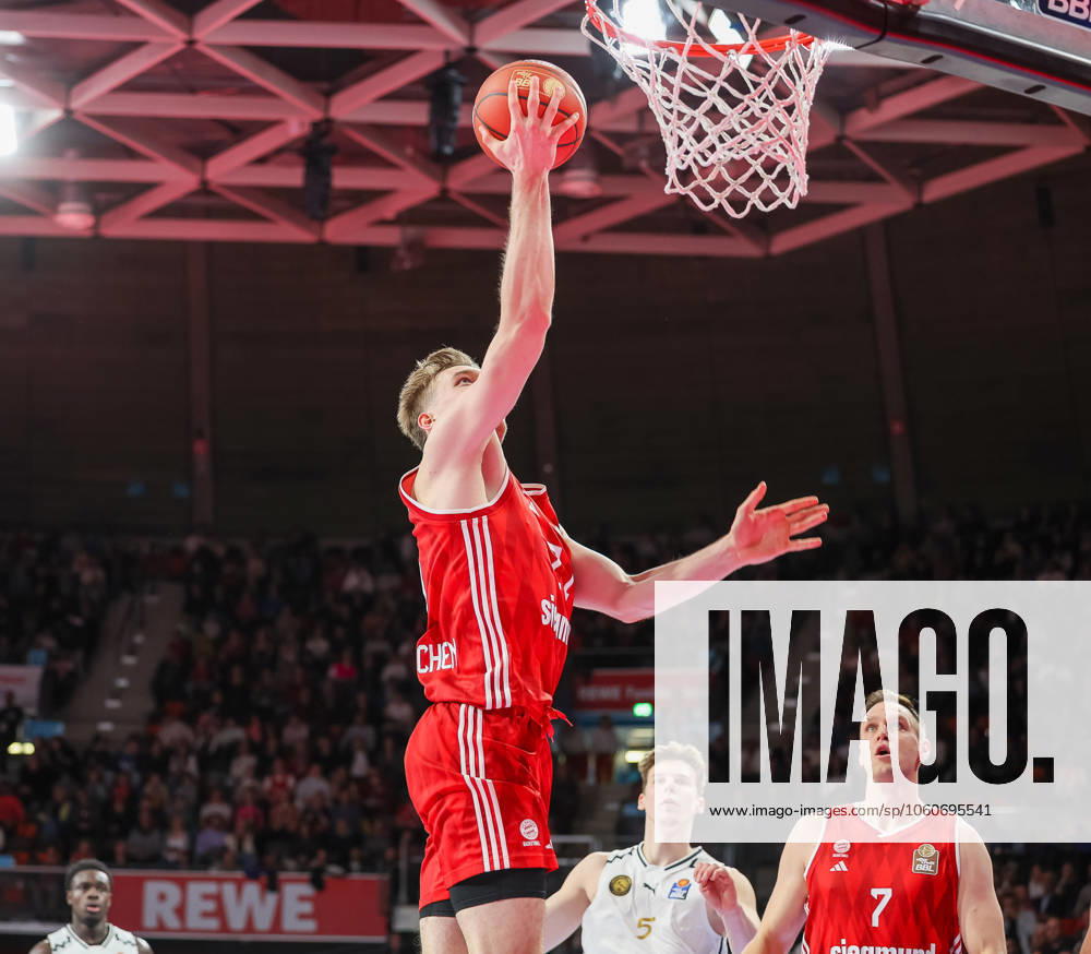 Justuz Hollatz (FC Bayern Basketball, 21) mit Ball am Korb, GER, FC Bayern Muenchen vs. Basketball Loewen Braunschweig, Basketball, easycredit Basketball Bundesliga, BBL, 27. Spieltag, Saison 2024 2025, 06.04.2025, GER, FC Bayern Muenchen vs. Basketball Loewen Braunschweig, Basketball, easycredit Basketball Bundesliga, BBL, 27. Spieltag, Saison 2024 2025, 06.04.2025 Muenchen