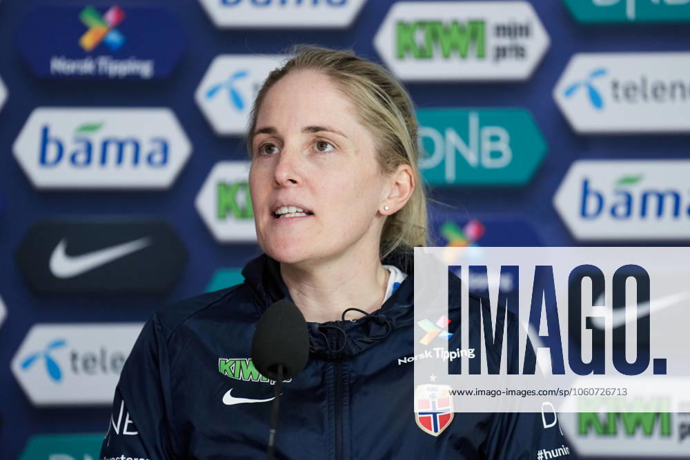 Football, training with Norways womens national football team Oslo 20250407 National team manager Gemma Grainger at a press conference for the match against France Photo Fredrik Varfjell NTB Oslo Norway RESTRICTED USE FOR BETTING COMPANIES
