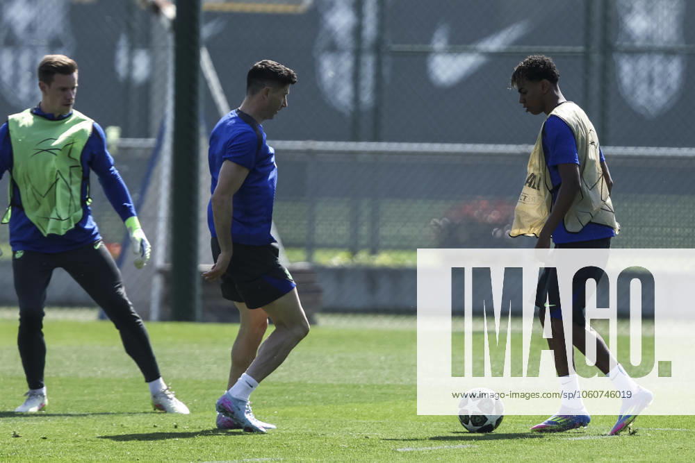 Lamine Yamal and Robert Lewandowski during the training day of FC Barcelona, Barca ahead UEFA Champions League, football match against Borussia Dortmund at Ciudad Esportiva Joan Gamper on April 08, 2025 in Sant Joan Despi, Barcelona, Spain. Sant Joan Despi SPAIN - ZUMAa181 20250408_zaa_a181_033
