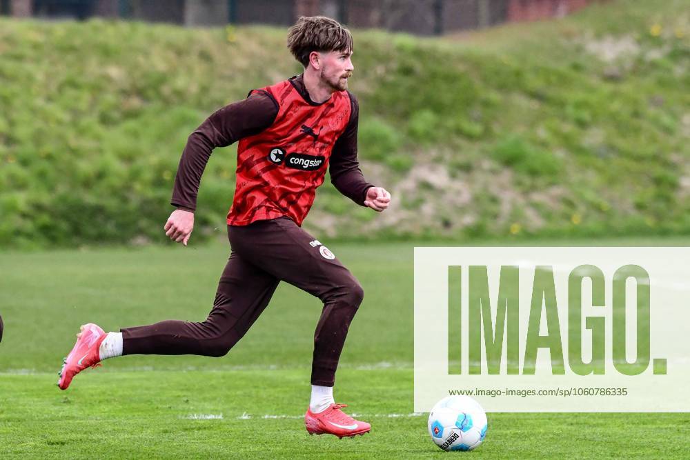 Connor Metcalfe ( Pauli ) am Ball Deutschland , Hamburg , Traininggelände an der Kollaustrasse , Fussball , 1 . Fussball Bundesliga , FC St Pauli