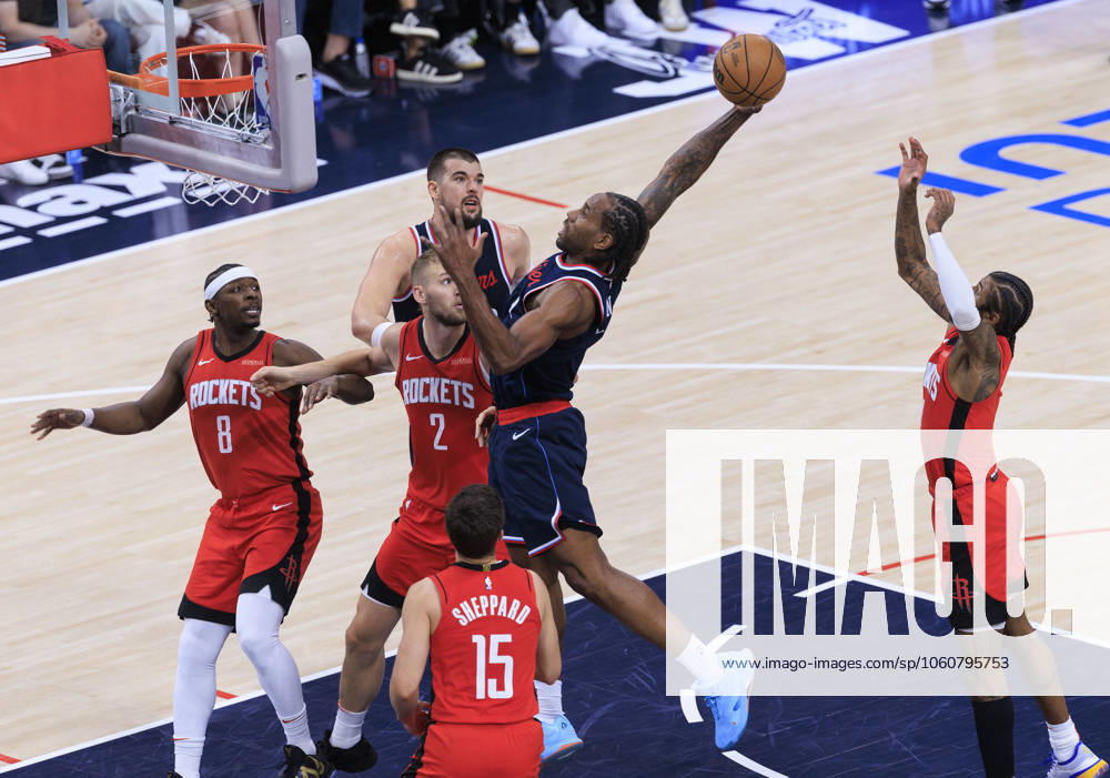 KAWHI LEONARD of the Los Angeles Clippers grabs the rebound during their regular season NBA, Basketball Herren, USA game against the Houston Rockets on Wednesday at Intuit Dome in Inglewood, California. Clippers defeat Rockets, 134-117. Inglewood USA - ZUMAp124 20250409_zaa_p124_008