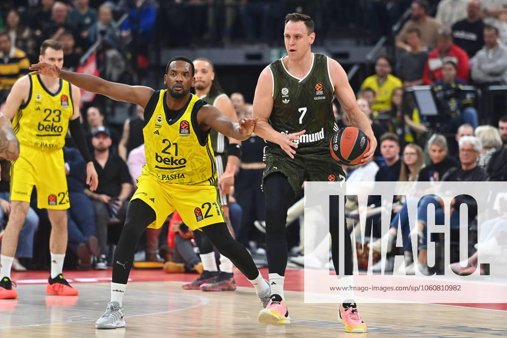 Johannes VOIGTMANN (FCB), Aktion,Zweikampf gegen Dyshawn PIERRE(Fenerbahce). Basketball Euro League,Saison 2024 2025 FC Bayern Muenchen-Fenerbahce Istanbul am 10.04.2025, S A P G A R D EN