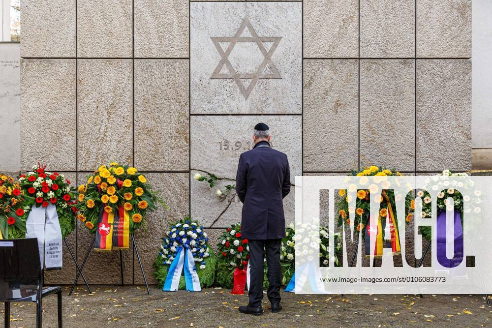 DEUTSCHLAND, NIEDERSACHSEN, HANNOVER, 09.11.2020 - Stilles nichtöffentliches Gedenken an Pogromnacht - Belit Onay (Oberbürgermeister Hannover, Grüne) steht am Mahnmal. Gedenkveranstaltung am Mahnmal der ehemaligen Synagoge anlässlich des Gedenktags an die Reichspogromnacht am 09.11.1938.
