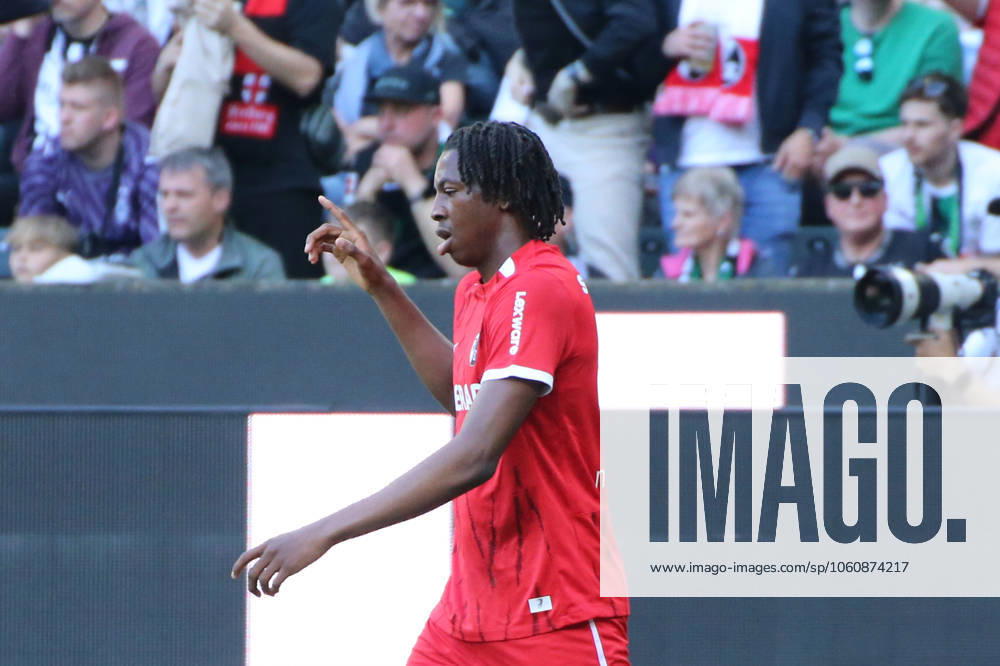 Fussball 1.Bundesliga, Borussia Moenchengladbach - SC Freiburg v.l. Tor, Johan Manzambi (SC Freiburg) Moenchengladbach