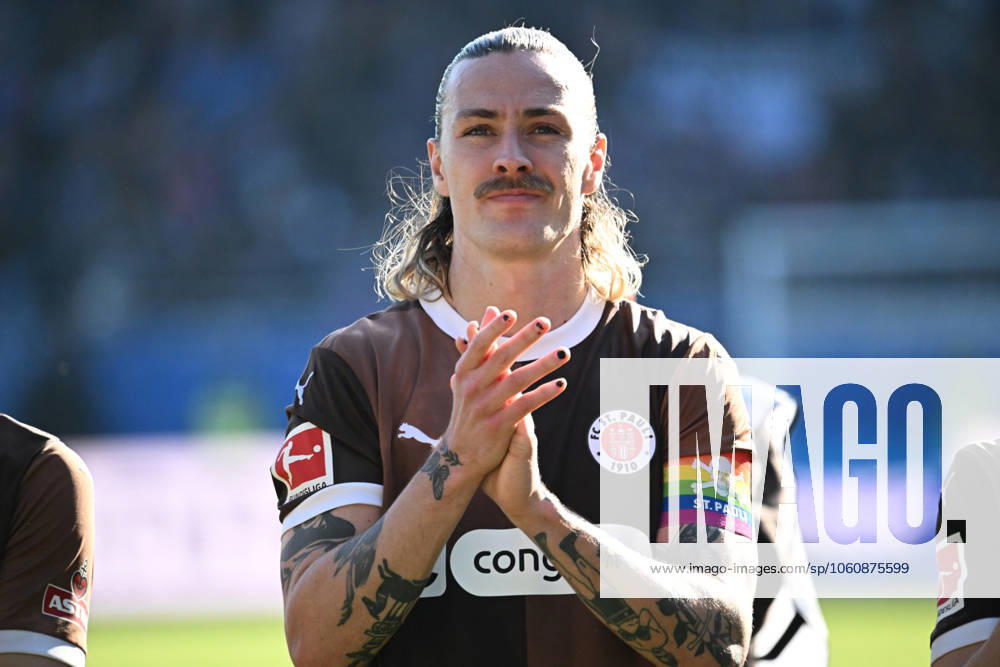 Fußball, Herren, 1.BL, Saison 2024 2025, Holstein Kiel - FC St. Pauli, 29. Spieltag Kapitän Jackson Irvine freut sich über den Sieg Kiel Holstein-Stadion Schleswig-Holstein Deutschland