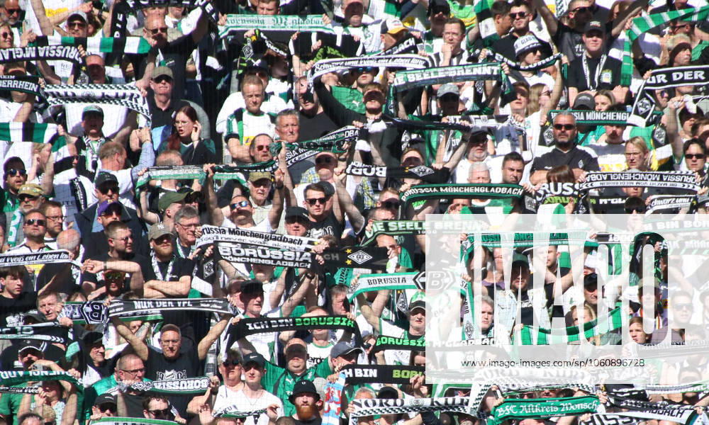 Fussball 1.Bundesliga, Borussia Moenchengladbach - SC Freiburg v.l. Fans von Borussia Mönchengladbach. Symbolfoto. Symbolbild. Moenchengladbach