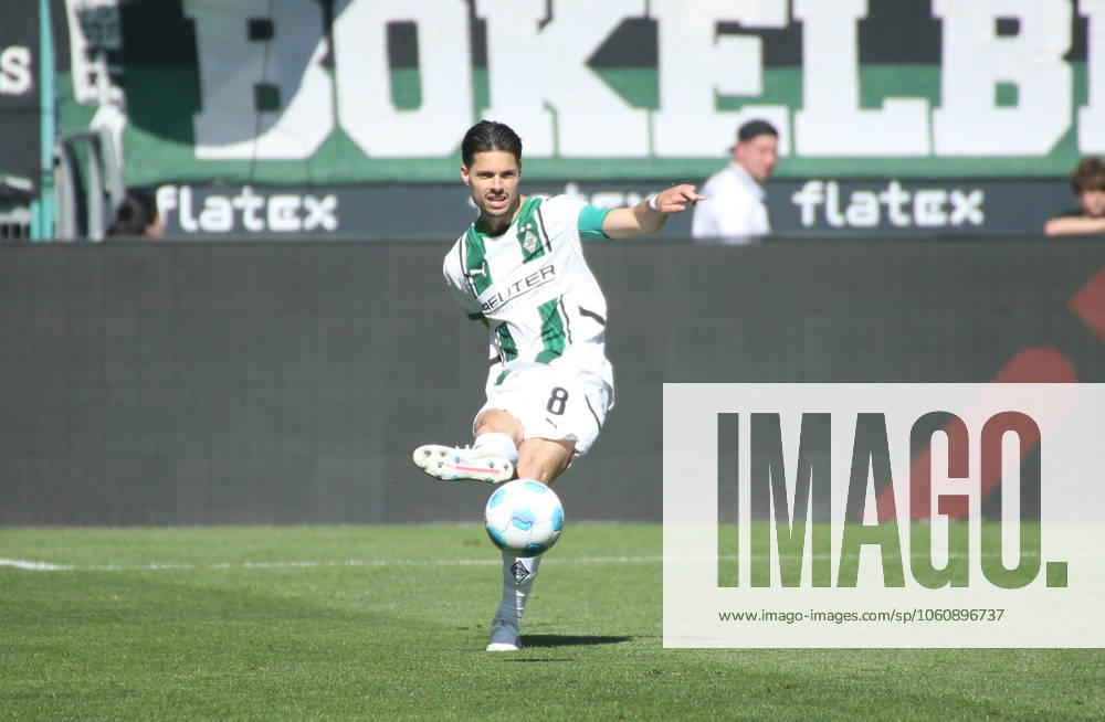 Fussball 1.Bundesliga, Borussia Moenchengladbach - SC Freiburg v.l. Julian Weigl (Borussia Mönchengladbach) Moenchengladbach