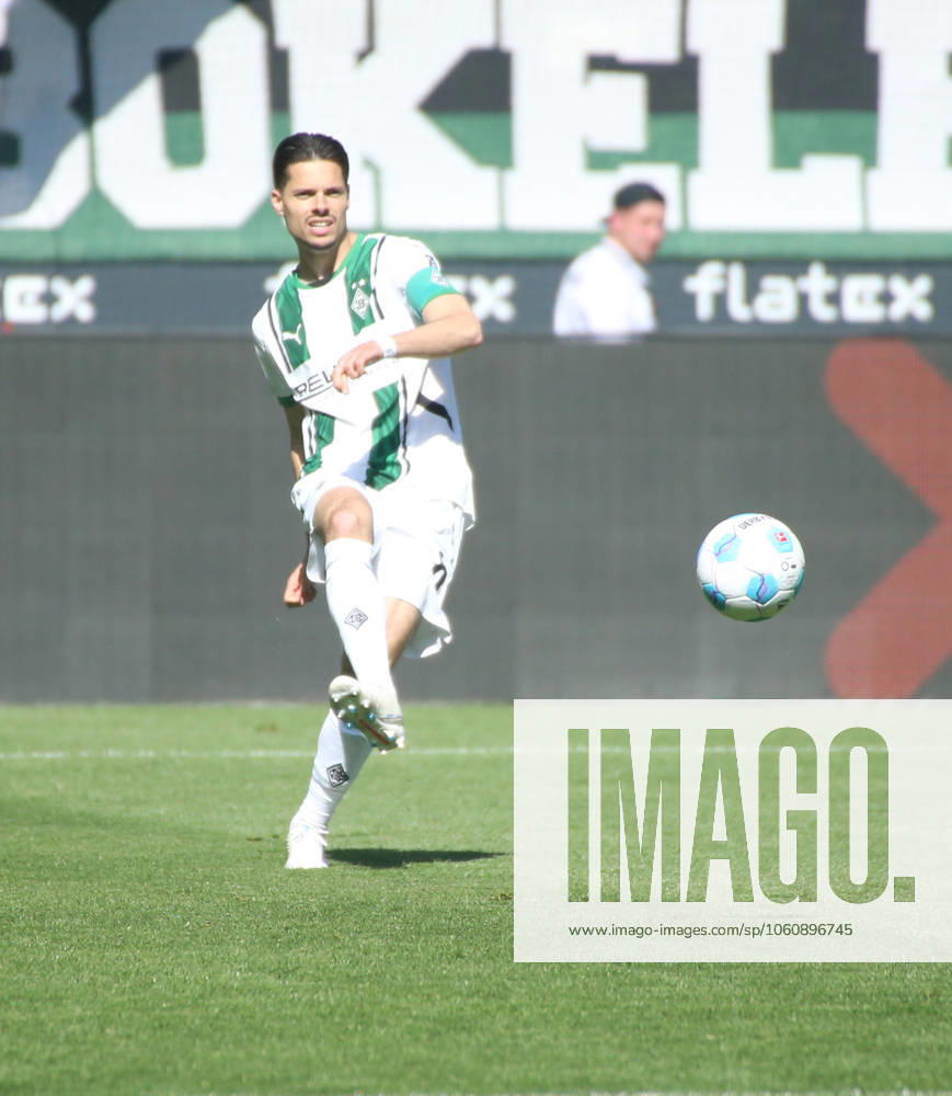 Fussball 1.Bundesliga, Borussia Moenchengladbach - SC Freiburg v.l. Julian Weigl (Borussia Mönchengladbach) Moenchengladbach