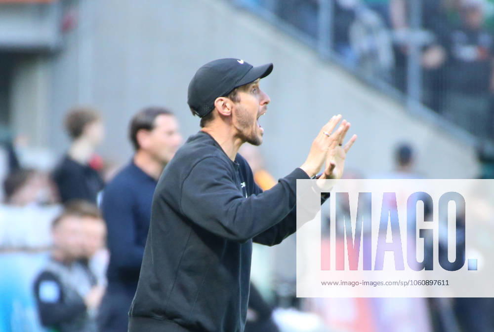 Fussball 1.Bundesliga, Borussia Moenchengladbach - SC Freiburg v.l. Julian Schuster (SC Freiburg) Moenchengladbach