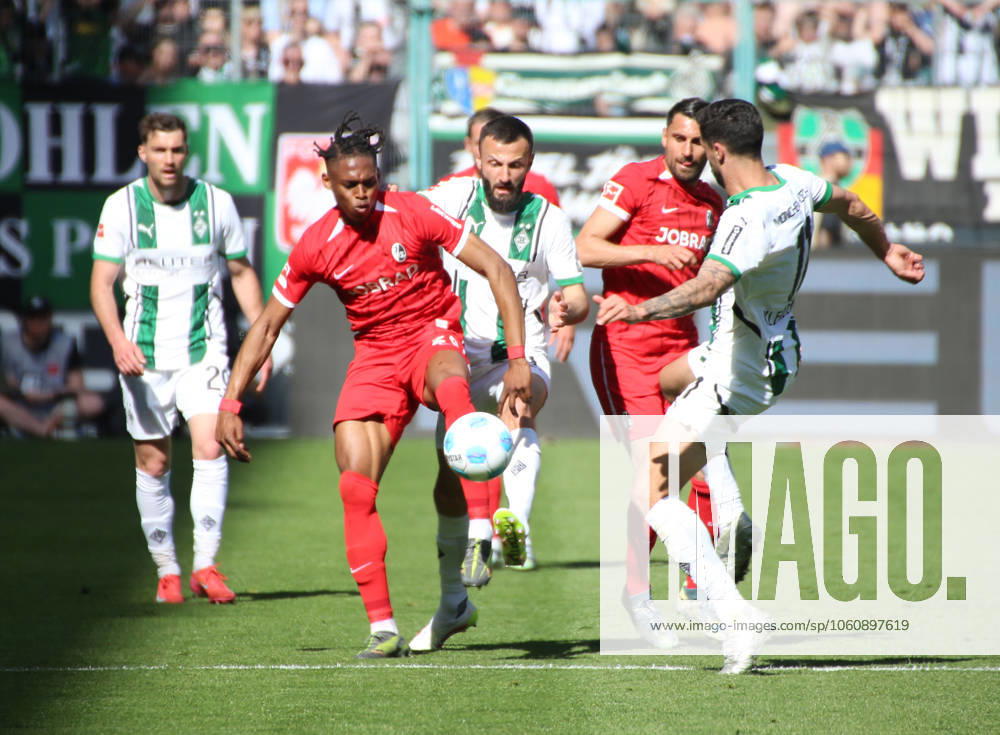 Fussball 1.Bundesliga, Borussia Moenchengladbach - SC Freiburg v.l. Chukwubuike Adamu (SC Freibrg), Franck Honorat, Tim Kleindienst (Borussia Mönchengladbach) Moenchengladbach