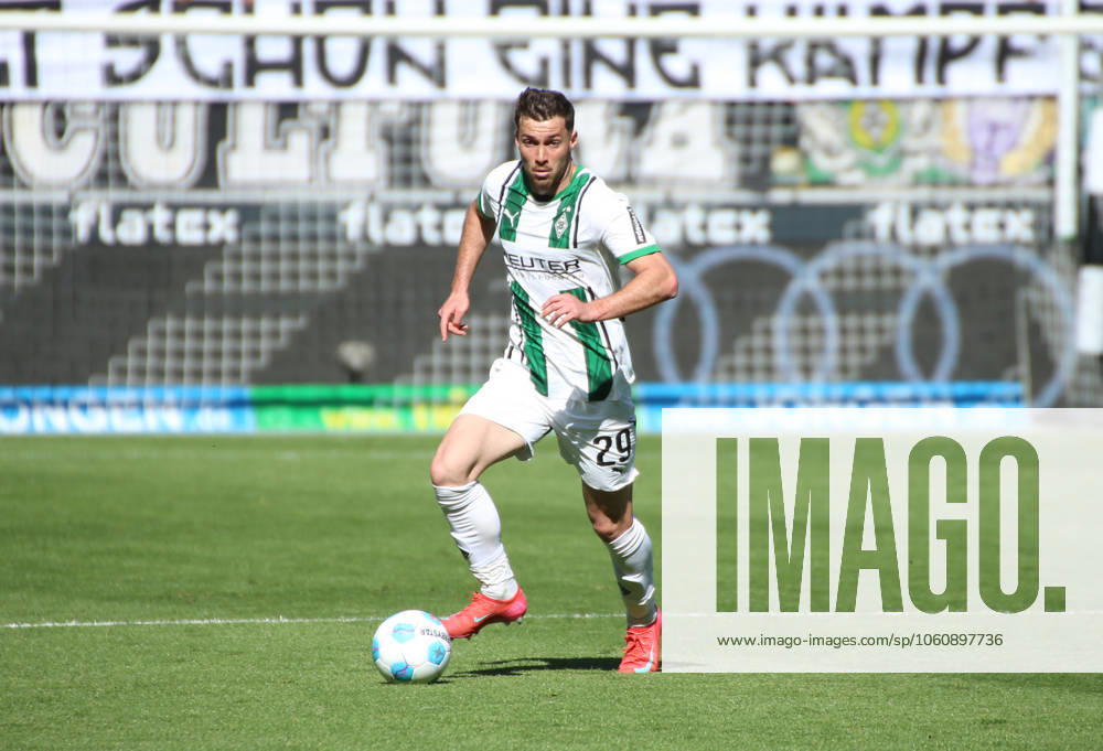 Fussball 1.Bundesliga, Borussia Moenchengladbach - SC Freiburg v.l. Joseph Scally (Borussia Mönchengladbach) Moenchengladbach