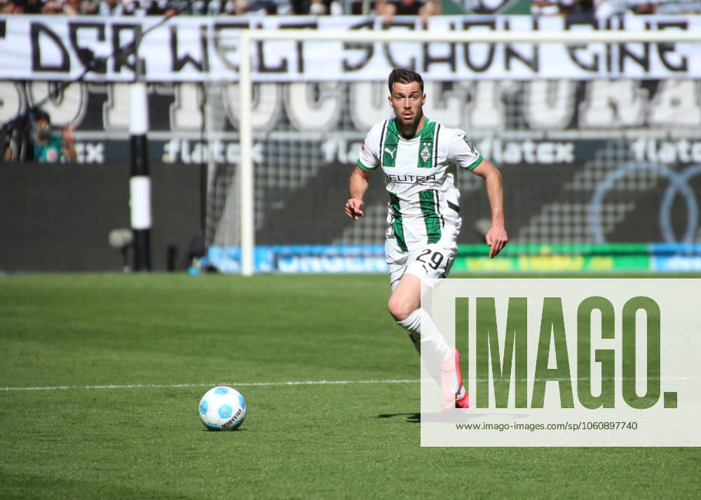 Fussball 1.Bundesliga, Borussia Moenchengladbach - SC Freiburg v.l. Joseph Scally (Borussia Mönchengladbach) Moenchengladbach