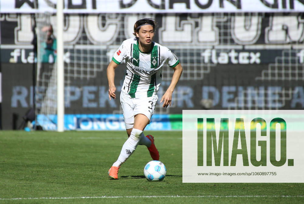 Fussball 1.Bundesliga, Borussia Moenchengladbach - SC Freiburg v.l. Kou Itakura (Borussia Mönchengladbach) Moenchengladbach