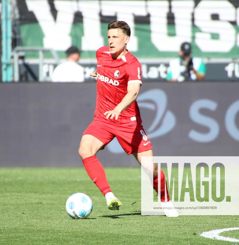 Fussball 1.Bundesliga, Borussia Moenchengladbach - SC Freiburg v.l. Maximilian Eggestein (SC Freiburg) Moenchengladbach