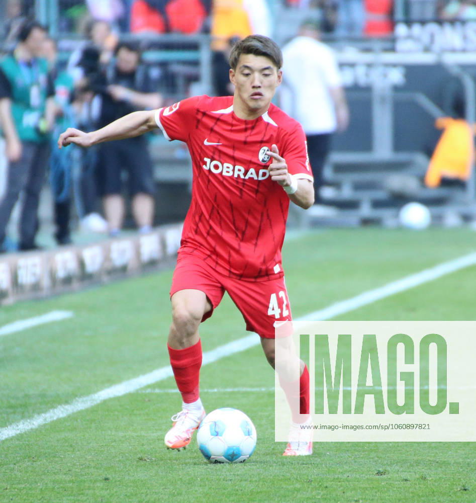 Fussball 1.Bundesliga, Borussia Moenchengladbach - SC Freiburg v.l. Ritsu Doan (SC Freiburg) Moenchengladbach
