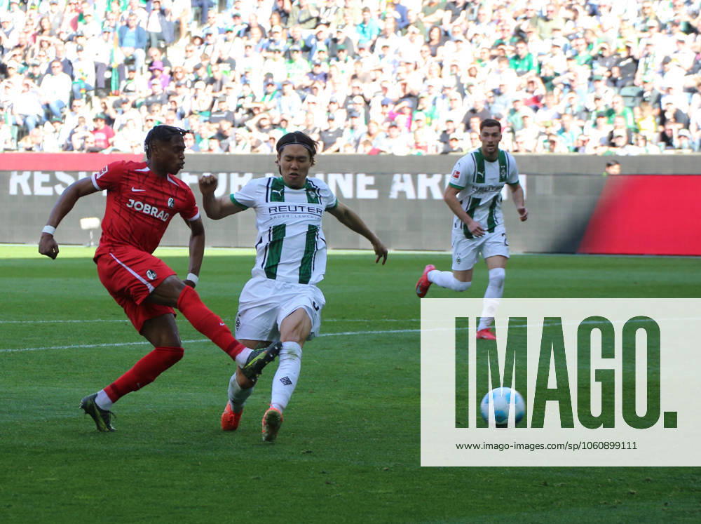 Fussball 1.Bundesliga, Borussia Moenchengladbach - SC Freiburg v.l. Chukwubuike Adamu (SC Freiburg), Kou Itakura (Borussia Mönchengladbach) Moenchengladbach