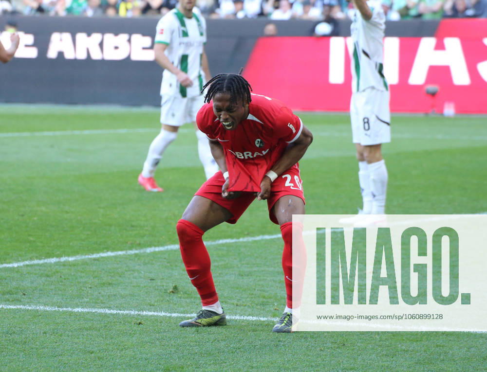 Fussball 1.Bundesliga, Borussia Moenchengladbach - SC Freiburg v.l. Chukwubuike Adamu (SC Freiburg) Moenchengladbach