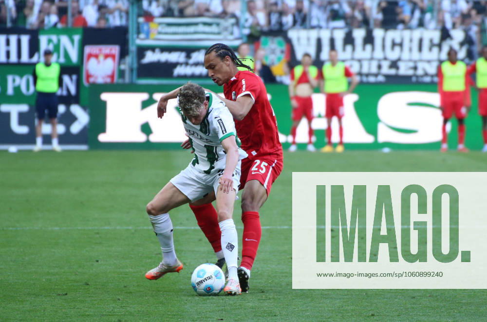Fussball 1.Bundesliga, Borussia Moenchengladbach - SC Freiburg v.l. Robin Hack (Borussia Mönchengladbach), Kiliann Silldillia (SC Freiburg) Moenchengladbach