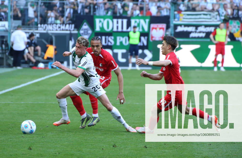 Fussball 1.Bundesliga, Borussia Moenchengladbach - SC Freiburg v.l. Robin Hack (Borussia Mönchengladbach), Kiliann Silldillia, Ritsu Doan (SC Freiburg) Moenchengladbach