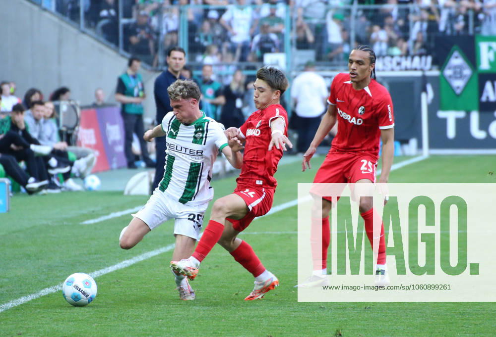 Fussball 1.Bundesliga, Borussia Moenchengladbach - SC Freiburg v.l. Robin Hack (Borussia Mönchengladbach), Ritsu Doan, Kiliann Silldillia (SC Freiburg) Moenchengladbach