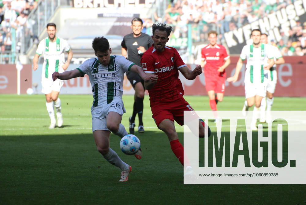 Fussball 1.Bundesliga, Borussia Moenchengladbach - SC Freiburg v.l. Lukas Ullrich (Borussia Mönchengladbach), Max Rosenfelder (SC Freiburg) Moenchengladbach