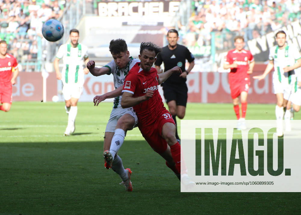 Fussball 1.Bundesliga, Borussia Moenchengladbach - SC Freiburg v.l. Lukas Ullrich (Borussia Mönchengladbach), Max Rosenfelder (SC Freiburg) Moenchengladbach