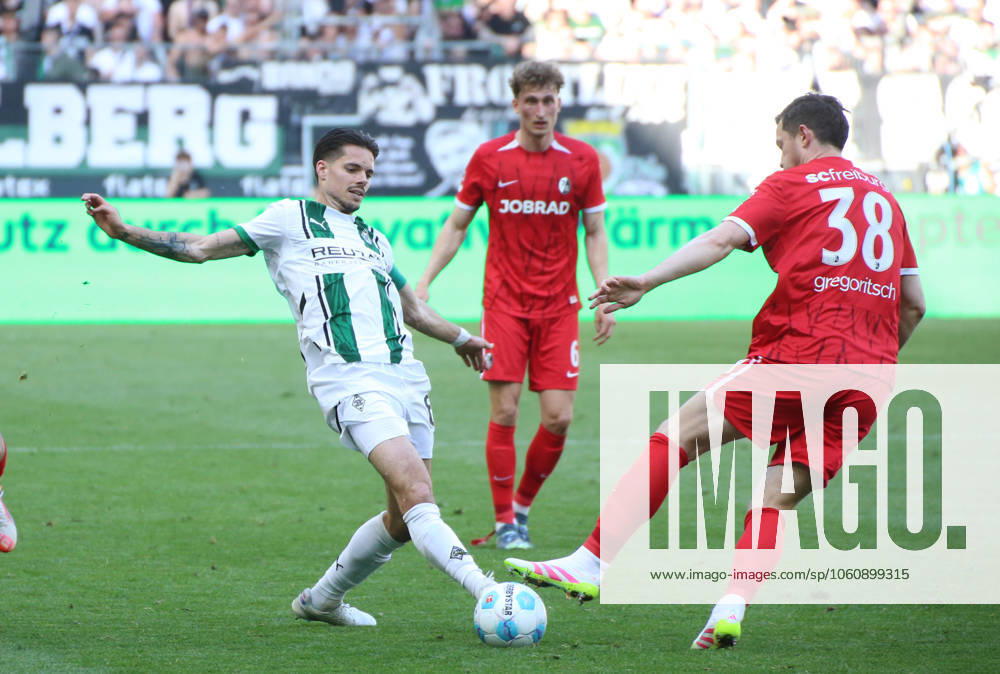 Fussball 1.Bundesliga, Borussia Moenchengladbach - SC Freiburg v.l. Julian Weigl (Borussia Mönchengladbach), Michael Gregoritsch (SC Freiburg) Moenchengladbach
