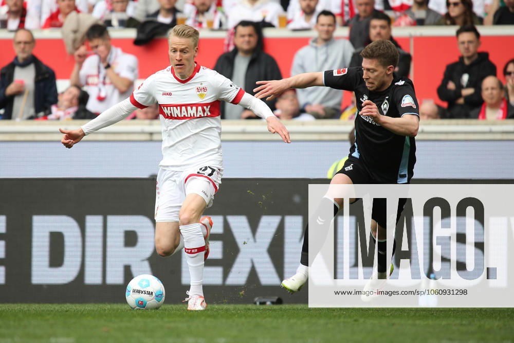 Fussball 1.Bundesliga, VfB Stuttgart - Werder Bremen v.l. Chris Führich (VfB Stuttgart) Mitchell Weiser (SV Werder Bremen) Zweikampf, Aktion, action, battle for the ball Stuttgart