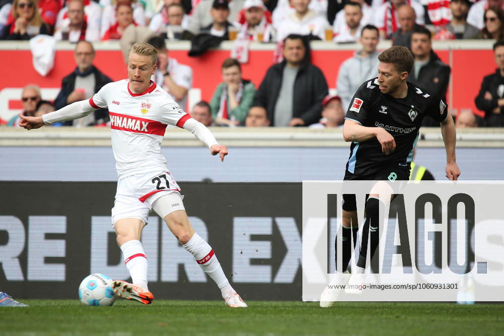 Fussball 1.Bundesliga, VfB Stuttgart - Werder Bremen v.l. Chris Führich (VfB Stuttgart) Mitchell Weiser (SV Werder Bremen) Zweikampf, Aktion, action, battle for the ball Stuttgart