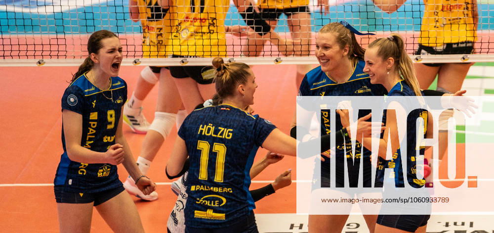 Volleyball, Frauen, VBL, 1. VBL, 1. Volleyball-Bundesliga, Playoff, Halbfinale, 2. Spiel, VfB Suhl Lotto Thüringen - SSC Palmberg Schwerin Leana Grozer (SSC Palmberg Schwerin, li.), Anne Hölzig (SSC Palmberg Schwerin, 2.v.li.), Meg Wolowicz (SSC Palmberg Schwerin, 2.v.re.) und Hannah Kohn (SSC Palmberg Schwerin, re.) jubeln. Suhl Sporthalle Wolfsgrube Thüringen Deutschland