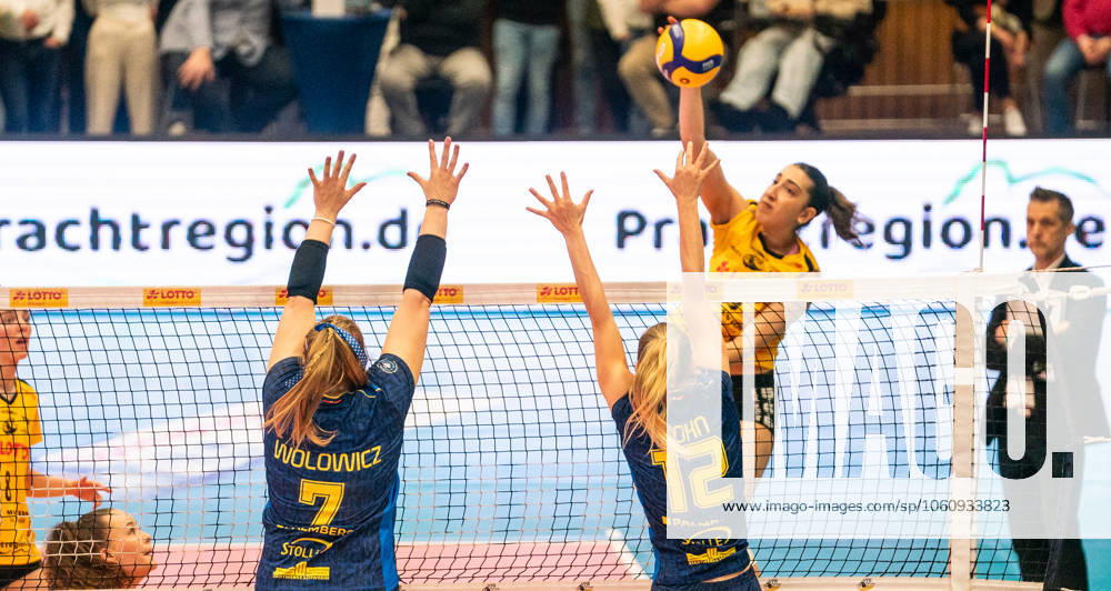 Volleyball, Frauen, VBL, 1. VBL, 1. Volleyball-Bundesliga, Playoff, Halbfinale, 2. Spiel, VfB Suhl Lotto Thüringen - SSC Palmberg Schwerin Julia de Paula Viana (VfB Suhl Lotto Thüringen, re.) gegen Meg Wolowicz (SSC Palmberg Schwerin, li.) und Hannah Kohn (SSC Palmberg Schwerin, Mitte) Suhl Sporthalle Wolfsgrube Thüringen Deutschland