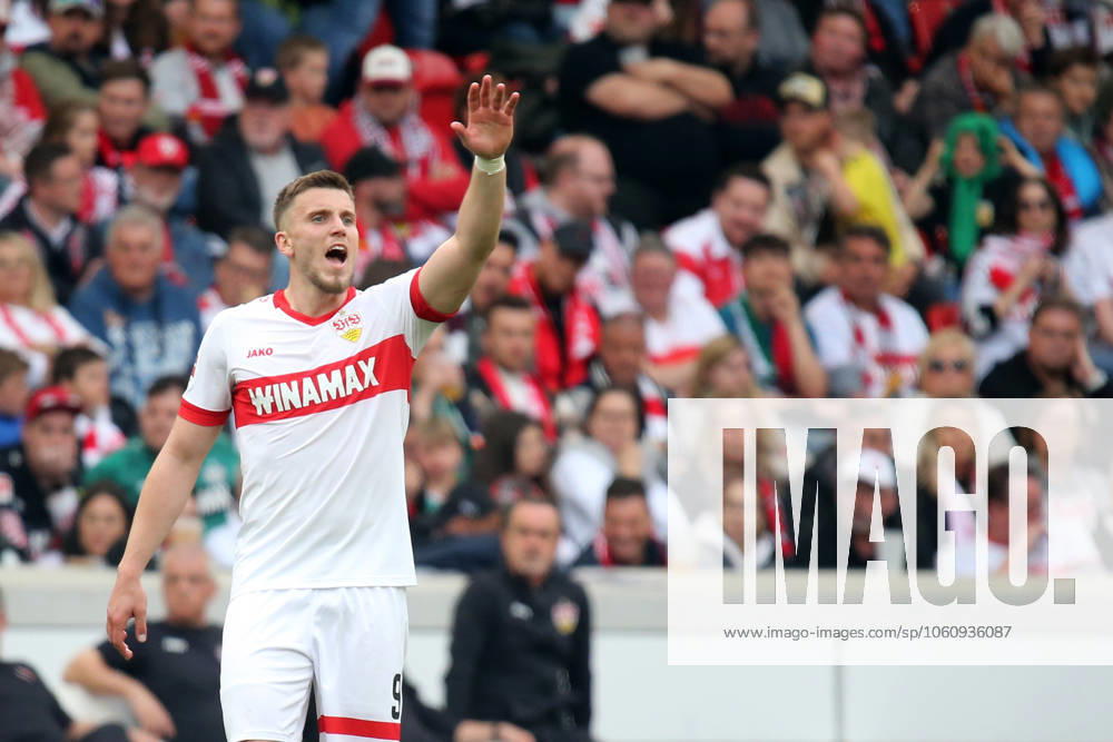Fussball 1.Bundesliga, VfB Stuttgart - Werder Bremen v.l. Ermedin Demirovic (VfB Stuttgart) gibt Anweisungen, gestikuliert, mit den Armen gestikulieren gives instructions, gesticulate Stuttgart