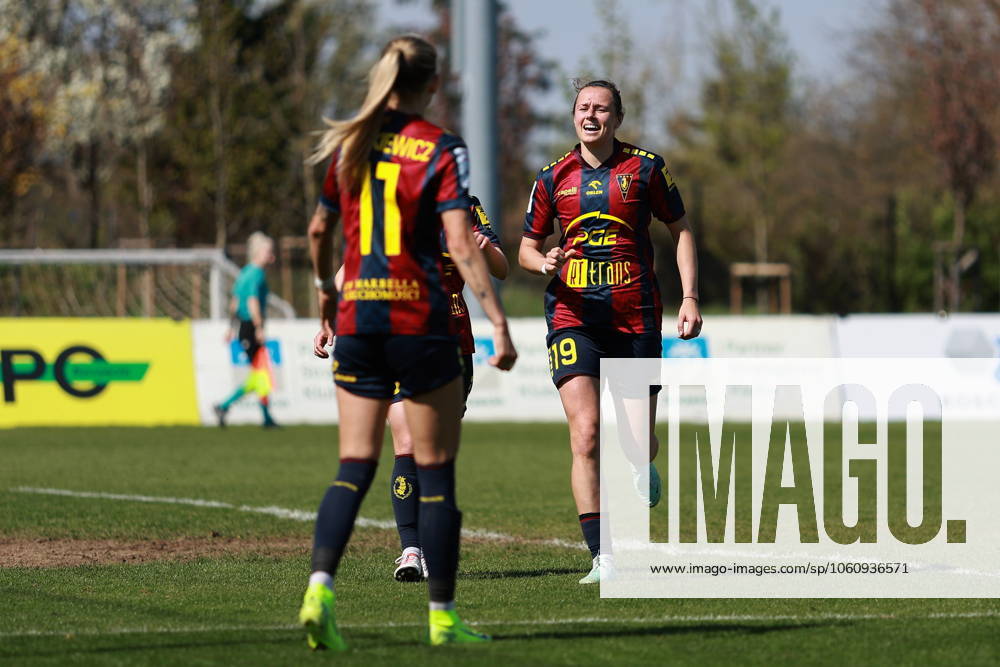 MECZ EKSTRALIGI KOBIET W PILCE NOZNEJ -- WOMENS EKSTRALIGA MATCH POGON SZCZECIN - RESOVIA RZESZOW NZ RADOSC KORNELII OKONIEWSKIEJ PO BRAMCE DLA POGONI, Z LEWEJ ASYSTENTKA PRZY BRAMCE NATALIA OLESZKIEWICZ FOT. KRZYSZTOF CICHOMSKI NEWSPIX.PL --- newspix.pl