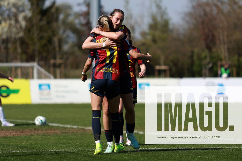 MECZ EKSTRALIGI KOBIET W PILCE NOZNEJ -- WOMENS EKSTRALIGA MATCH POGON SZCZECIN - RESOVIA RZESZOW NZ RADOSC KORNELII OKONIEWSKIEJ PO BRAMCE DLA POGONI, Z LEWEJ ASYSTENTKA PRZY BRAMCE NATALIA OLESZKIEWICZ FOT. KRZYSZTOF CICHOMSKI NEWSPIX.PL --- newspix.pl
