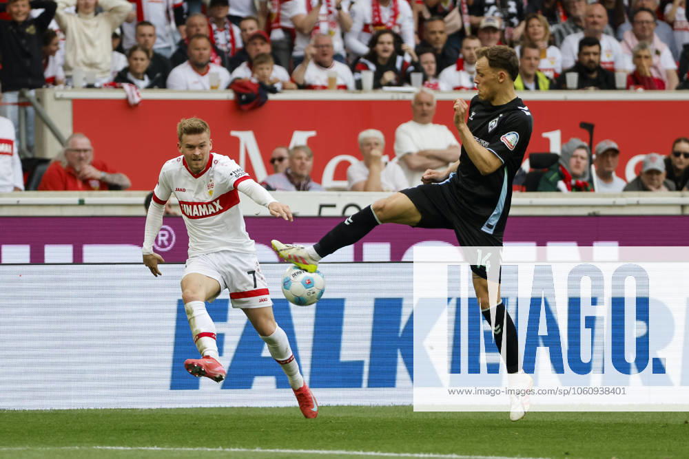 Maximilian Mittelstädt, Mittelstadt (VfB Stuttgart, 07) und Senne Lynen (SV Werder Bremen, 14) im Kampf um den Ball , Deutschland, Fussball, 1. Bundesliga, 29.Spieltag, 2024 2025, VfB Stuttgart vs. SV Werder Bremen, 13.04.2025, MHP Arena, Stuttgart, Deutschland DFL REGULATIONS PROHIBIT ANY USE OF PHOTOGRAPHS AS IMAGE SEQUENCES AND OR QUASI-VIDEO. Stuttgart MHP Arena Baden-Württemberg Deutschland