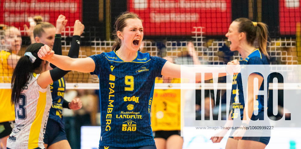 Volleyball, Frauen, VBL, 1. VBL, 1. Volleyball-Bundesliga, Playoff, Halbfinale, 2. Spiel, VfB Suhl Lotto Thüringen - SSC Palmberg Schwerin (1:3) Patricia Llabres Herrera (SSC Palmberg Schwerin, li.), Anne Hölzig (SSC Palmberg Schwerin, 2.v.li.), Leana Grozer (SSC Palmberg Schwerin, Mitte) und Jaelyn Keene (SSC Palmberg Schwerin, re.) jubeln. Suhl Sporthalle Wolfsgrube Thüringen Deutschland