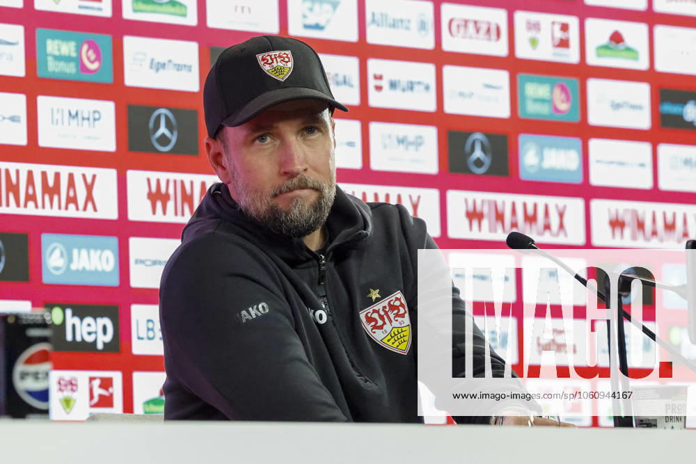 Sebastian Hoeneß, Hoeness (VfB Stuttgart, Trainer) bei der Pressekonferenz , Deutschland, Fussball, 1. Bundesliga, 29.Spieltag, 2024 2025, VfB Stuttgart vs. SV Werder Bremen, 13.04.2025, MHP Arena, Stuttgart, Deutschland DFL REGULATIONS PROHIBIT ANY USE OF PHOTOGRAPHS AS IMAGE SEQUENCES AND OR QUASI-VIDEO. Stuttgart MHP Arena Baden-Württemberg Deutschland
