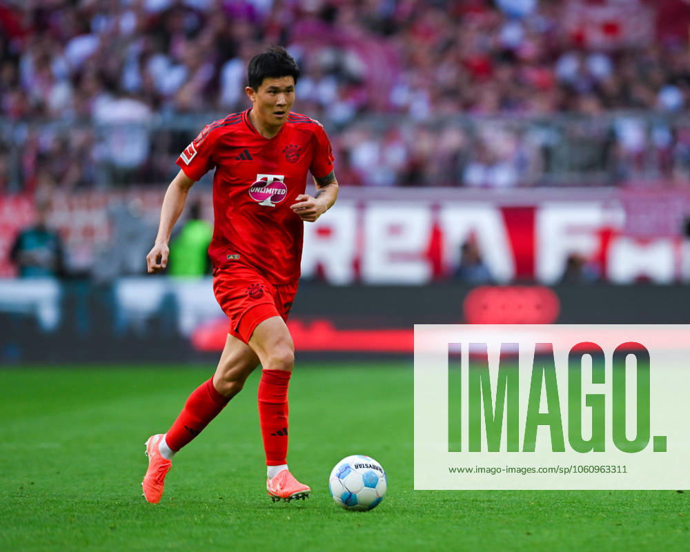 Min-Jae Kim (FC Bayern München) in Aktion waehrend des Spiels der 1. Bundesliga zwischen FC Bayern München und Borussia Dortmund, Allianz Arena am 12. April 2025 in München, Deutschland. (Foto von Silas Schüller DeFodi Images) +++ Min-Jae Kim (FC Bayern München) controls the ball during the Bundesliga match between FC Bayern München and Borussia Dortmund at Allianz Arena on April 12, 2025 in Munich, Germany. (Photo by Silas Schüller DeFodi Images) DFL regulations prohibit any use of photographs as image sequences and or quasi-video. (Photo by Silas Schueller DeFodi Images)
