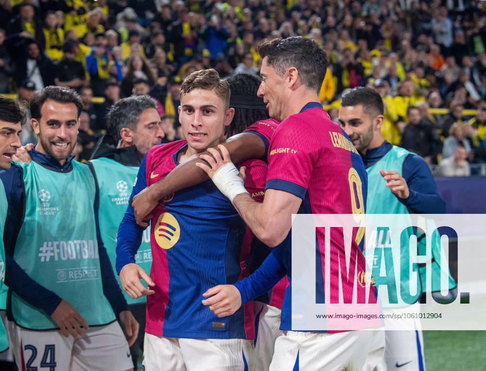 Fußball, Herren, Saison 2024 2025, Champions League (Viertelfinale, Rückspiel), Borussia Dortmund - FC Barcelona, Barca v. l. Eric Garcia (FC Barcelona), Fermin Lopez (FC Barcelona), Robert Lewandowski (FC Barcelona), Jubel nach Tor zum 2:1, 15.04. 2025,