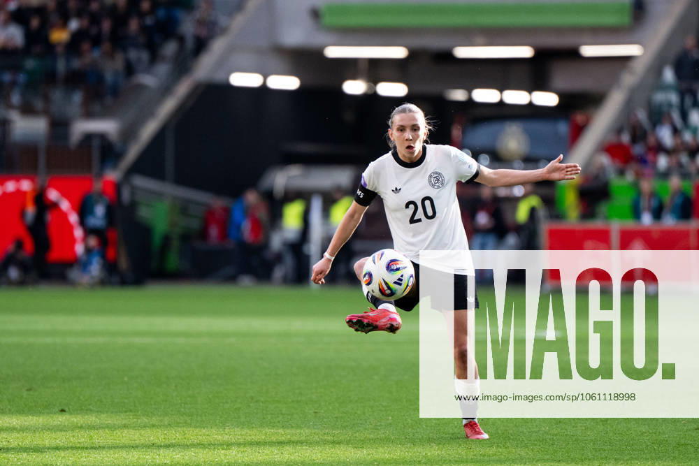 Elisa Senß (Deutschland, 20) am Ball, GER, Deutschland vs Schottland, Frauen Fussball Nationalmannschaft, UEFA Womens Nations League, Liga A, 4. Spieltag, Saison 2024 2025, 08.04.2025 GER, Deutschland vs Schottland, Frauen Fussball Nationalmannschaft, UEFA Womens Nations League, Liga A, 4. Spieltag, Saison 2024 2025, 08.04.2025 Wolfsburg