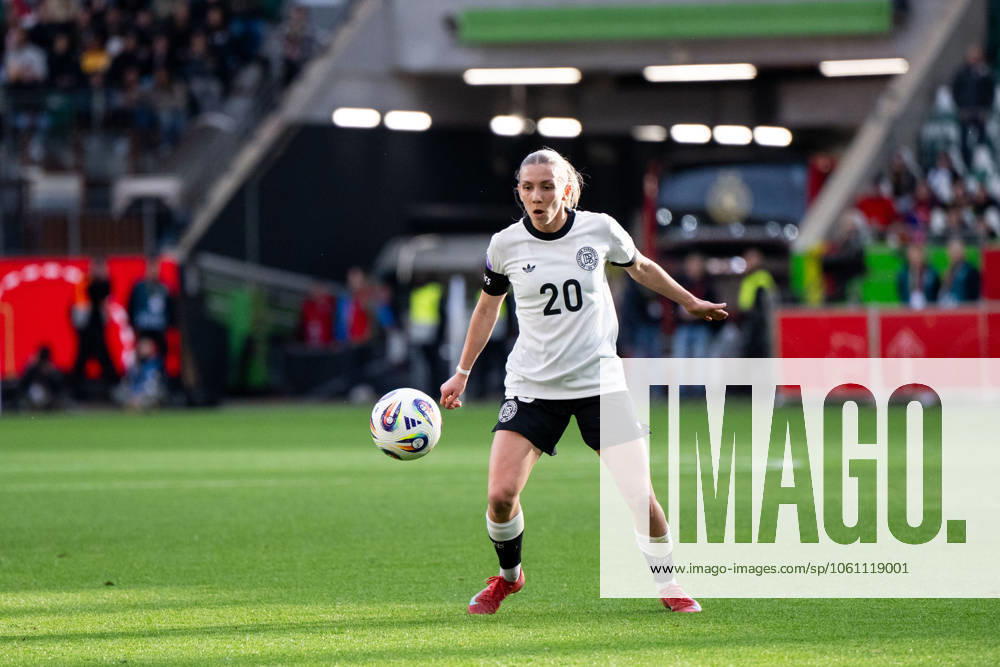 Elisa Senß (Deutschland, 20) am Ball, GER, Deutschland vs Schottland, Frauen Fussball Nationalmannschaft, UEFA Womens Nations League, Liga A, 4. Spieltag, Saison 2024 2025, 08.04.2025 GER, Deutschland vs Schottland, Frauen Fussball Nationalmannschaft, UEFA Womens Nations League, Liga A, 4. Spieltag, Saison 2024 2025, 08.04.2025 Wolfsburg