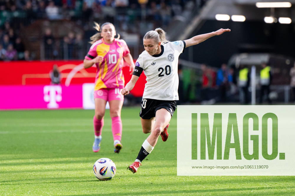 Elisa Senß (Deutschland, 20) am Ball, GER, Deutschland vs Schottland, Frauen Fussball Nationalmannschaft, UEFA Womens Nations League, Liga A, 4. Spieltag, Saison 2024 2025, 08.04.2025 GER, Deutschland vs Schottland, Frauen Fussball Nationalmannschaft, UEFA Womens Nations League, Liga A, 4. Spieltag, Saison 2024 2025, 08.04.2025 Wolfsburg