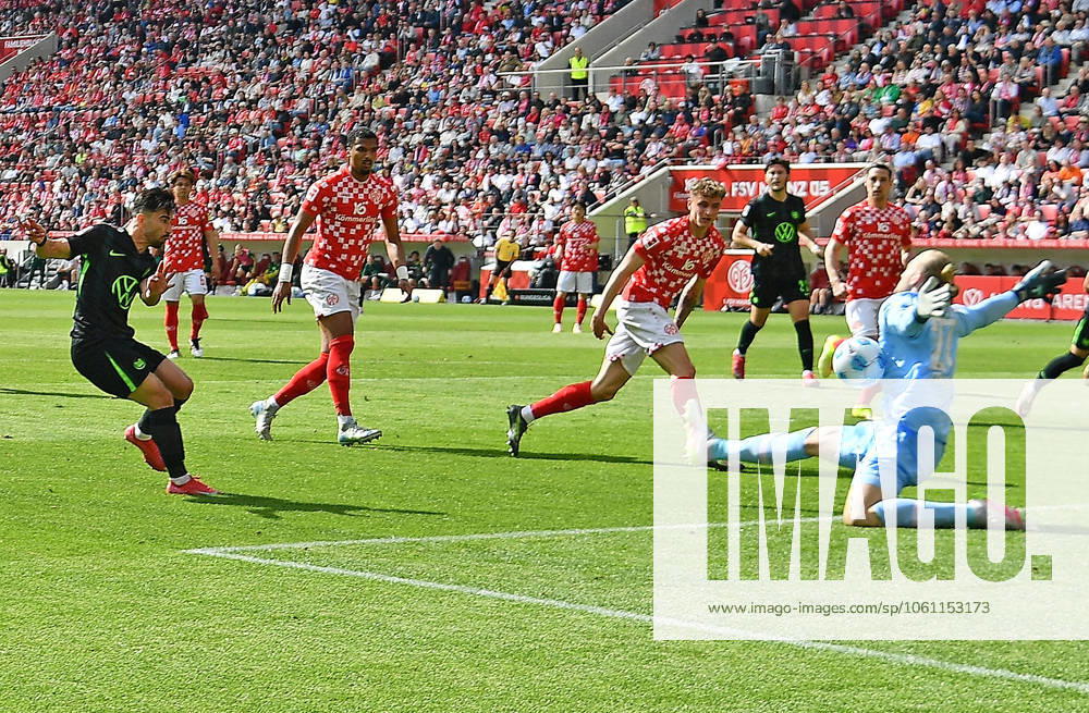 Fussball 1.Bundesliga, FSV Mainz 05 - VfL Wolfsburg v.l. Mohamed Amoura (VfL Wolfsburg), Robin Zentner (FSV Mainz 05) Mainz