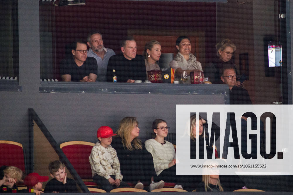 Prins Daniel, Kronprinsessan Victoria, Prins Oscar och Prinsessan Estelle pa läktaren under final ett i SHL mellan Brynäs och Lulea den 19 april 2025 i Gävle.