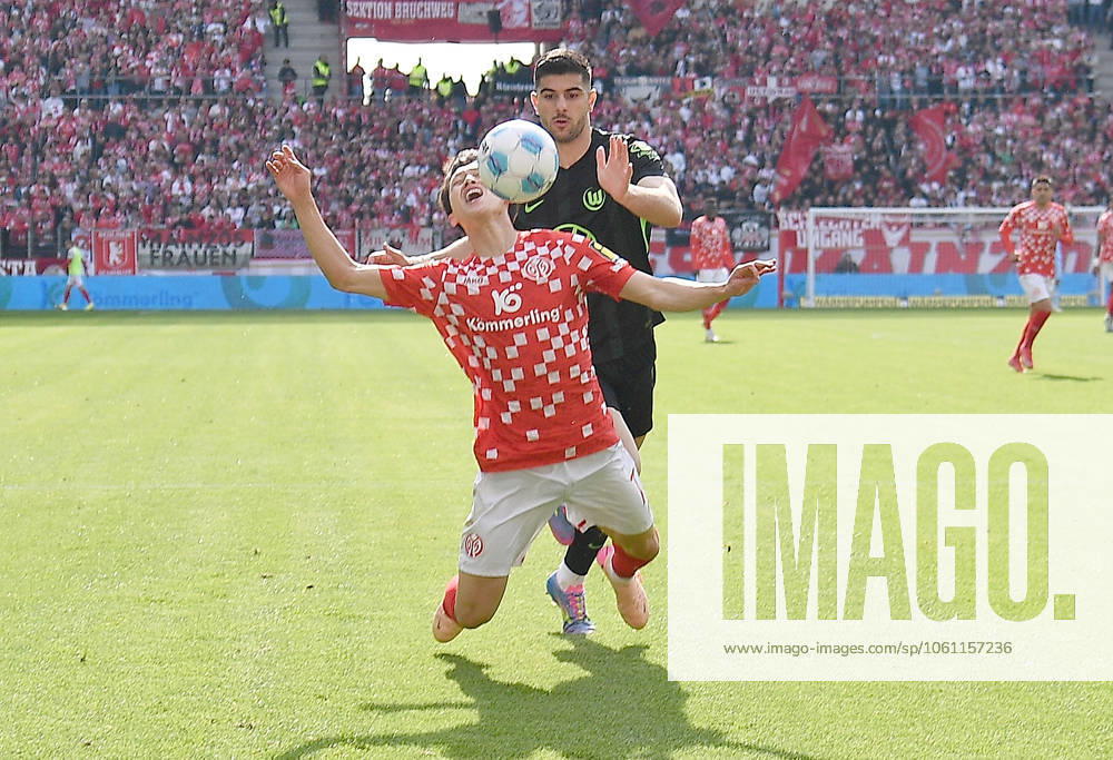 Fussball 1.Bundesliga, FSV Mainz 05 - VfL Wolfsburg v.l. Jae-sung Lee (FSV Mainz 05), Konstantinos Koulierakis (VfL Wolfsburg) Mainz