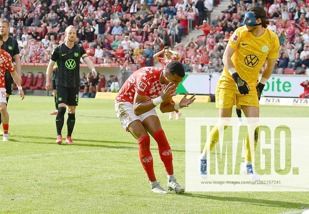 Fussball 1.Bundesliga, FSV Mainz 05 - VfL Wolfsburg v.l. Moritz Jenz (FSV Mainz 05) enttaeuscht, enttaeuscht schauend, dissapointed Mainz