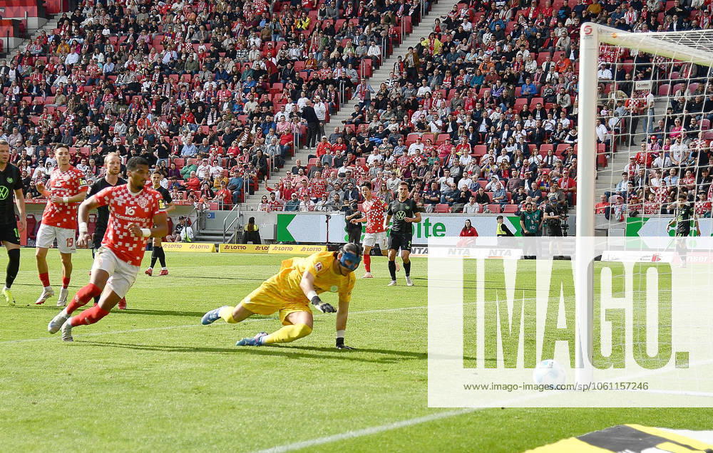 Fussball 1.Bundesliga, FSV Mainz 05 - VfL Wolfsburg v.l. Moritz Jenz (FSV Mainz 05), Kamil Grabara (VfL Wolfsburg) Mainz