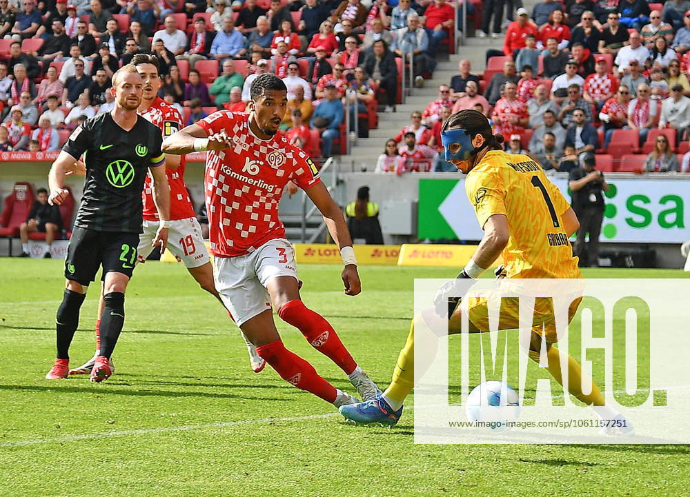 Fussball 1.Bundesliga, FSV Mainz 05 - VfL Wolfsburg v.l. Moritz Jenz (FSV Mainz 05), Kamil Grabara (VfL Wolfsburg) Mainz