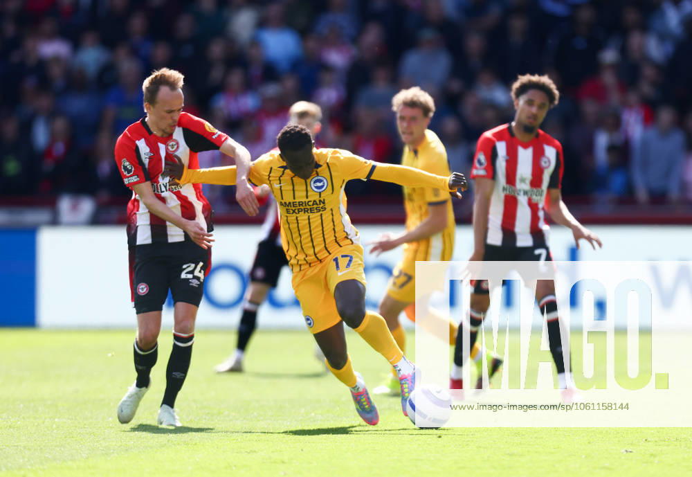 Brentford v Brighton and Hove Albionl, English Premier League, The Gtech Community Stadim, Football, London, UK - 19 Apr 2025 Yankuba Minteh of Brighton and Hove Albion holds off Mikkel Damsgaard of Brentford London The Gtech Community Stadium London GBR, UK NEWSPAPERS OUT