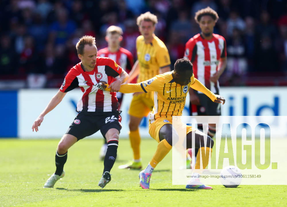 Brentford v Brighton and Hove Albionl, English Premier League, The Gtech Community Stadim, Football, London, UK - 19 Apr 2025 Yankuba Minteh of Brighton and Hove Albion holds off Mikkel Damsgaard of Brentford London The Gtech Community Stadium London GBR, UK NEWSPAPERS OUT